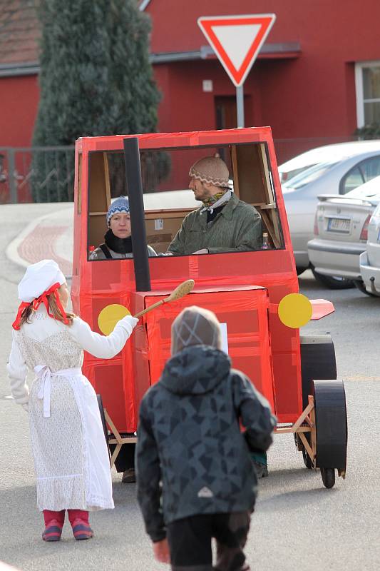 V masopustních průvodech na Blanensku mašírovali medvědi, hippies i kosmonauti. Na snímcích je ostatkové veselí v Těchově a na Obůrce.