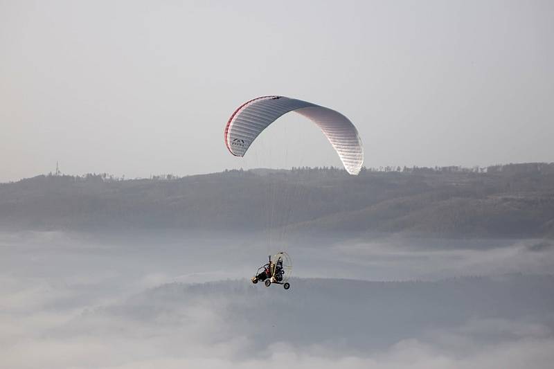 První letošní let a série nádherných fotografií. Paraglidistu Petra Buchtu z Adamova na Blanensku zlákala předpověď počasí k výletu na motorovém křídle. Do vzduchu vystartoval ve středu z kotvrdovického letiště krátce před půl osmou ráno.