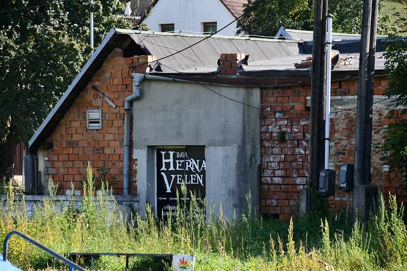 Zchátralý hotel Velen jde v Boskovicích k zemi. Po 44 letech.