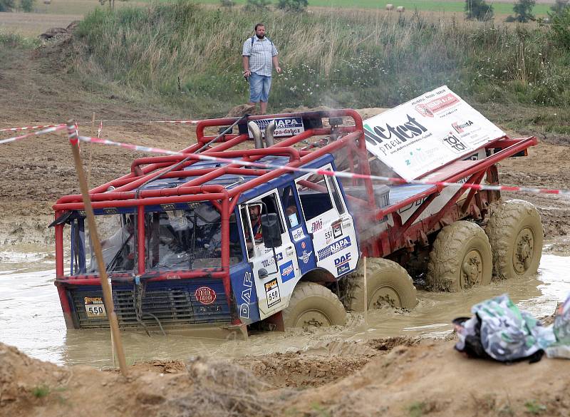 Ve startovní listině převládaly Tatry 813 a 815, ale k vidění byly i mercedesy, iveca, liazky, avie, dokonce i Praga VS3. Ať mladík, či veterán, všichni museli z bláta do louže i naopak, z prudké strže dolů i nahoru, do písečných dun.