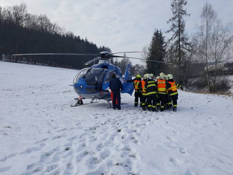 Nehoda v Závisti na Blanensku. Pro vážně zraněného muže přiletěl vrtulník.