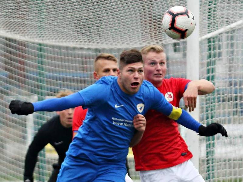 Finále podzimní části krajského přeboru jasně vyznělo pro fotbalisty Tatranu Bohunice (modré dresy). Lídr tabulky vyhrál na hřišti druhých Boskovic 4:0.