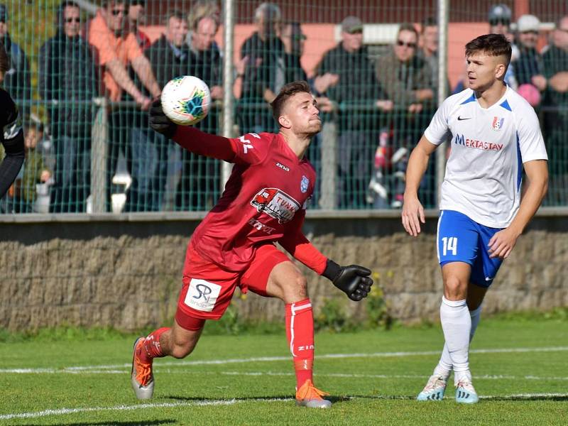 V ukání Moravskoslezské fotbalové ligy porazil FK Blansko (bílé dresy) na domácím trávníku 1. SC Znojmo 2:0.