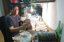 Vietnamský obchodník Hoang Minh Ha v Letovicích šije a zdarma rozdává roušky.