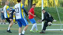 V první lize Svazu malého fotbalu Blanenska zdolal Sadros Boskovice (červené dresy) 5:3 obhájce titulu tým Viktoria Suchý.