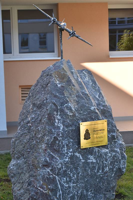 Bývalý člen britského královského letectva Zbyšek Nečas má ve Sloupu pomník. I s maketou stíhačky.