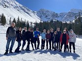Studenti z rájeckého gymnázia zažili v Tatrách spoustu zajímavých aktivit, například výstup na sněžnicích nebo jízdu na Fat Bike.