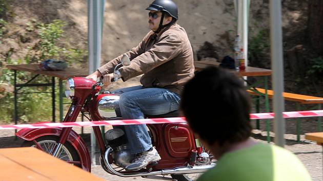 Na výletišti ve Vískách burácely v sobotu motory mopedů, tříkolek a motorek. Konal se tam druhý sraz historických motocyklů různých značek do roku výroby 1980.