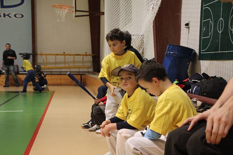 Mladí baseballisté Olympie Blansko při turnaji v blanenské sportovní hale.