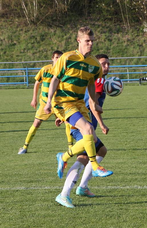 Fotbalisté Blanska (v modrém) porazili Mutěnice 4:1.