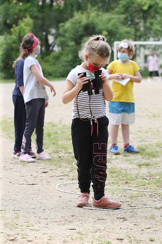 Vedle adamovské základní školy v ulici Ronovská bylo v úterý dopoledne pořádně živo. Aby ne, když tam žáci ze čtvrté třídy připravili pro své mladší kamarády na Den dětí spoustu zábavy.