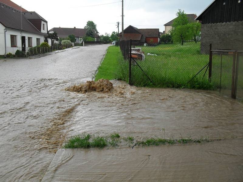 Tak to v Černovicích vypadalo při pondělní bleskové povodni. 