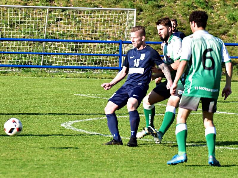 Ve 21. kole divize D fotbalisté Blanska (modré dresy) porazili Slovan Bzenec 6:1.