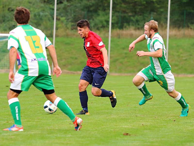 V utkání Moravskoslezské divize D remizovali fotbalisté FK Blansko (v červeném) s FC Bzenec 1:1.