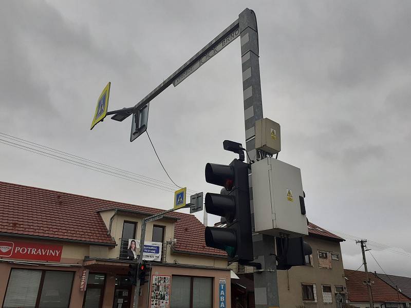 Poprvé se u přechodu pro chodce objevily před třemi lety. Půl roku jely na rušné silnici I/43 na zkoušku. Pak opakovaně dostaly prodloužení provozu o rok.