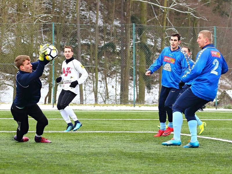 V přípravném utkání remizovali fotbalisté FC Boskovice (modré dresy) v okresním derby s FK Blansko 5:5.