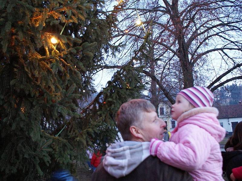 Rozsvícení vánočního stromu v Jedovnicích
