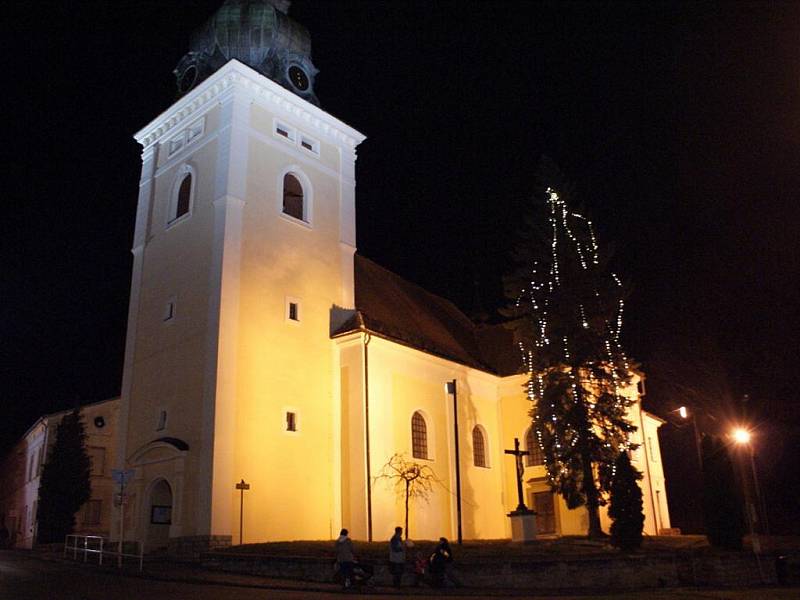 V Kunštátu rozsvítili vánoční strom. Na náměstí Krále Jiřího se konal po celý den jarmark řemesel.