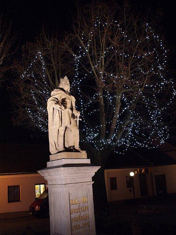 V Kunštátu rozsvítili vánoční strom. Na náměstí Krále Jiřího se konal po celý den jarmark řemesel.