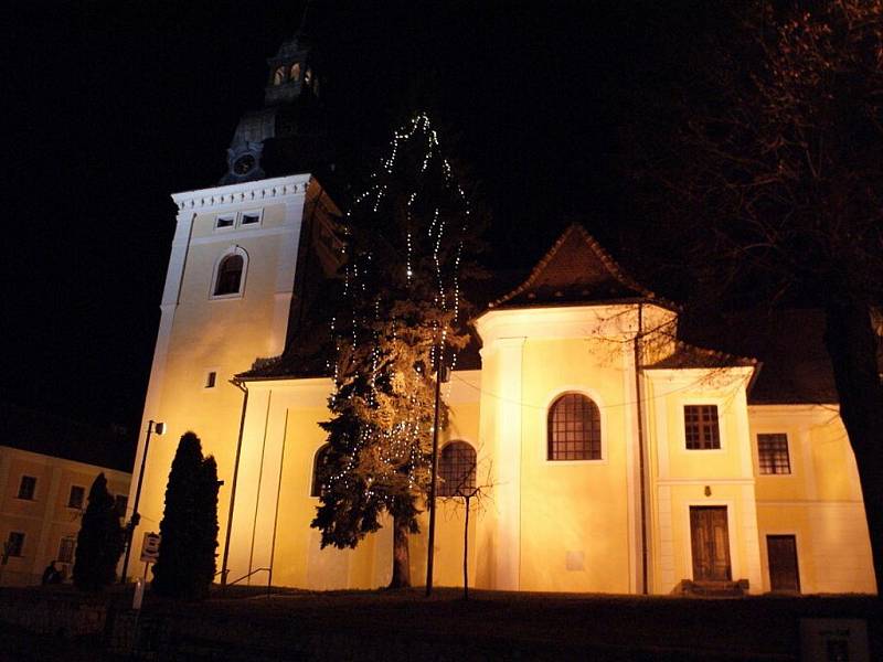 V Kunštátu rozsvítili vánoční strom. Na náměstí Krále Jiřího se konal po celý den jarmark řemesel.