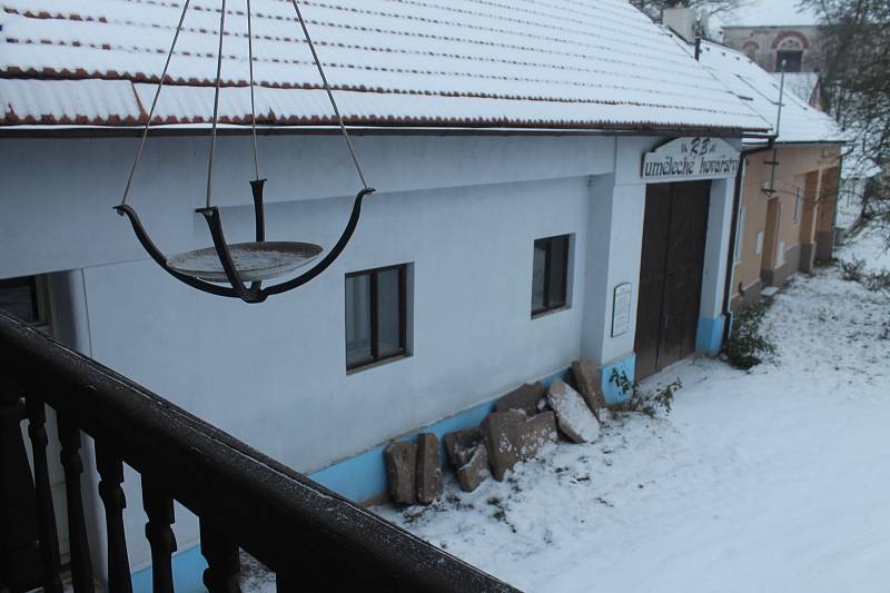 Sebranická rychta s žundrem pochází z první poloviny osmnáctého století, před čtyřmi lety ji od rodu Kanýzů koupil umělecký kovář Radomír Bárta.