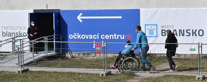 Velkokapacitní očkovací centrum v Blansku. Zázemí má ve sportovní hale v ulici Údolní.