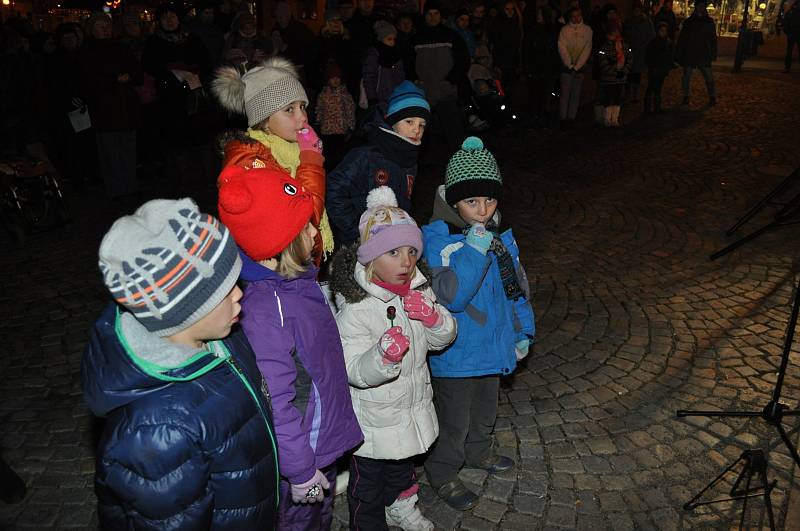 Přes sto lidí si ve středu v podvečer zazpívalo koledy s Deníkem na Masarykově náměstí v Boskovicích, společně s pěveckým kroužkem Pohodička Boskovice pod vedením Jany Kovářové a Ivany Staffové.