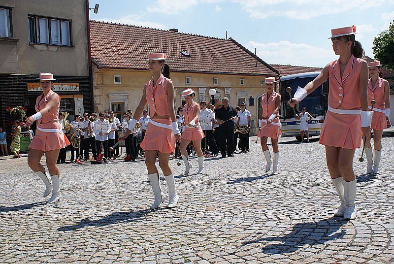  Město Kunštát a Kruh přátel umění uspořádal v neděli odpoledne na náměstí Krále Jiřího promenádní koncert doplněný o vystoupení mažoretek. K poslechu i do rytmu k tanci hrál Velký dechový orchestr ZUŠ Letovice pod vedením Petra Křivinky.  