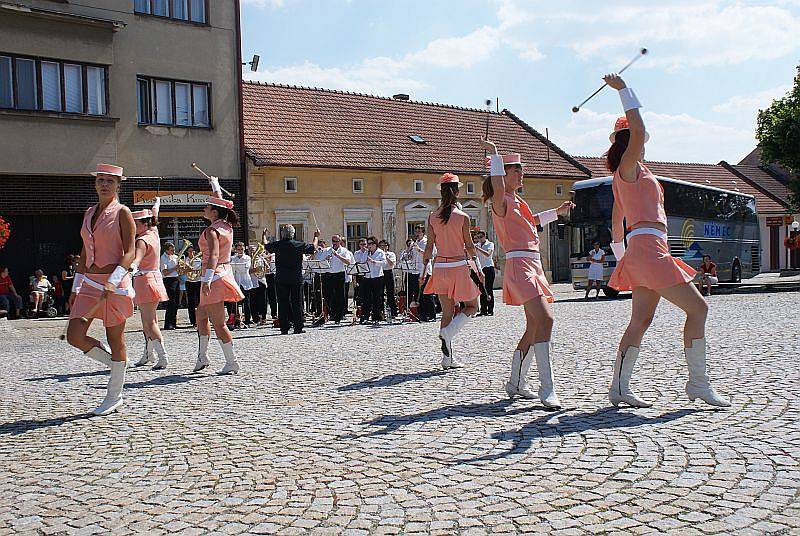  Město Kunštát a Kruh přátel umění uspořádal v neděli odpoledne na náměstí Krále Jiřího promenádní koncert doplněný o vystoupení mažoretek. K poslechu i do rytmu k tanci hrál Velký dechový orchestr ZUŠ Letovice pod vedením Petra Křivinky.  