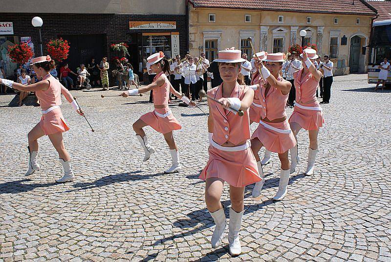  Město Kunštát a Kruh přátel umění uspořádal v neděli odpoledne na náměstí Krále Jiřího promenádní koncert doplněný o vystoupení mažoretek. K poslechu i do rytmu k tanci hrál Velký dechový orchestr ZUŠ Letovice pod vedením Petra Křivinky.  