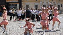  Město Kunštát a Kruh přátel umění uspořádal v neděli odpoledne na náměstí Krále Jiřího promenádní koncert doplněný o vystoupení mažoretek. K poslechu i do rytmu k tanci hrál Velký dechový orchestr ZUŠ Letovice pod vedením Petra Křivinky.  