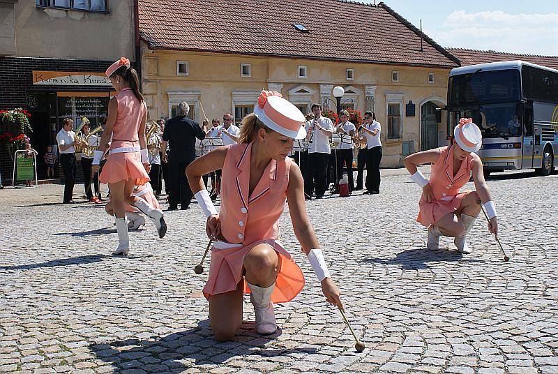  Město Kunštát a Kruh přátel umění uspořádal v neděli odpoledne na náměstí Krále Jiřího promenádní koncert doplněný o vystoupení mažoretek. K poslechu i do rytmu k tanci hrál Velký dechový orchestr ZUŠ Letovice pod vedením Petra Křivinky.  