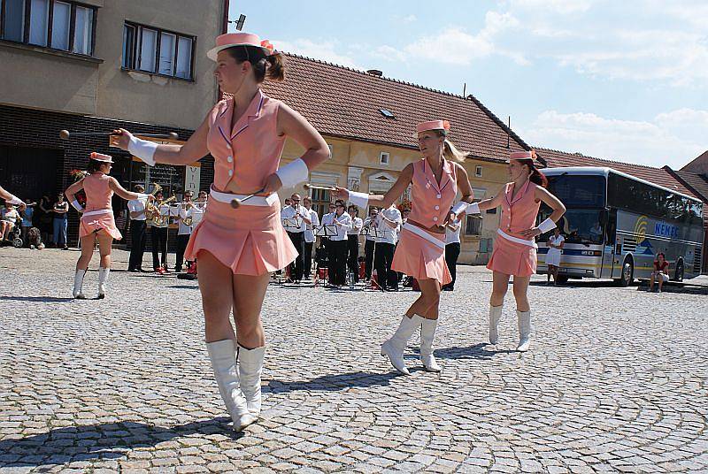  Město Kunštát a Kruh přátel umění uspořádal v neděli odpoledne na náměstí Krále Jiřího promenádní koncert doplněný o vystoupení mažoretek. K poslechu i do rytmu k tanci hrál Velký dechový orchestr ZUŠ Letovice pod vedením Petra Křivinky.  