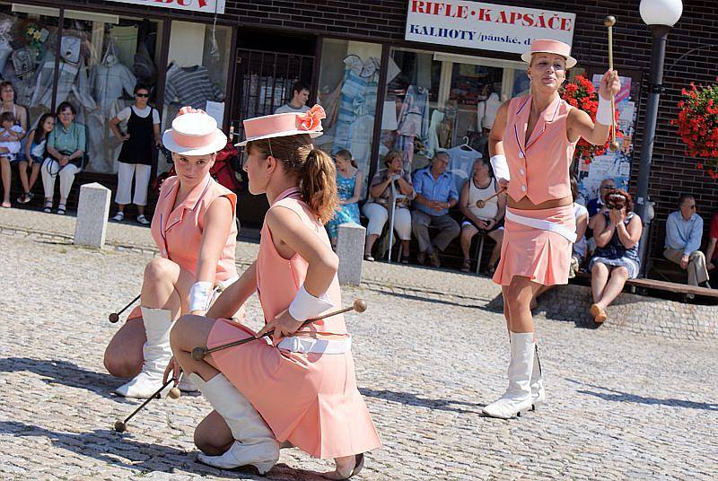  Město Kunštát a Kruh přátel umění uspořádal v neděli odpoledne na náměstí Krále Jiřího promenádní koncert doplněný o vystoupení mažoretek. K poslechu i do rytmu k tanci hrál Velký dechový orchestr ZUŠ Letovice pod vedením Petra Křivinky.  