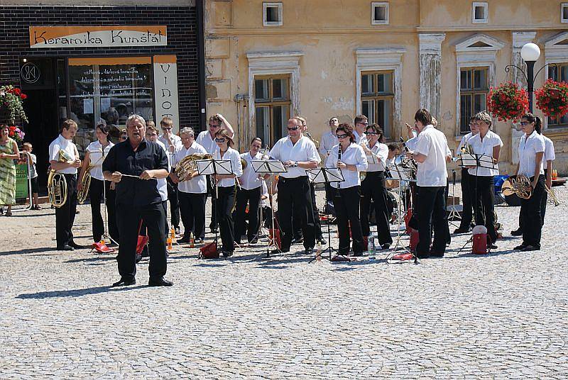  Město Kunštát a Kruh přátel umění uspořádal v neděli odpoledne na náměstí Krále Jiřího promenádní koncert doplněný o vystoupení mažoretek. K poslechu i do rytmu k tanci hrál Velký dechový orchestr ZUŠ Letovice pod vedením Petra Křivinky.  