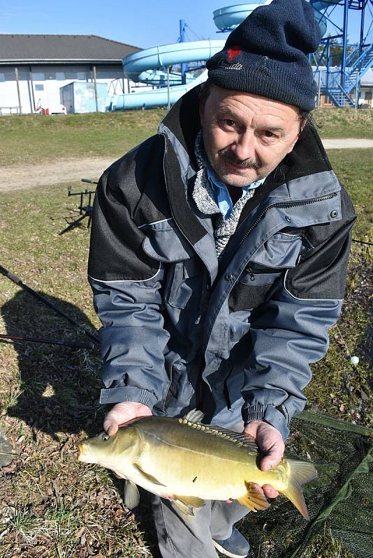 Obec Suchý na Blanensku nemá o turisty nouzi a v létě bývá nabitá. Rekreanty, rybáři i chataři. Zázemí kempu ze sedmdesátých let minulého století, však není ideální. Obec se ho snaží postupně vylepšovat.