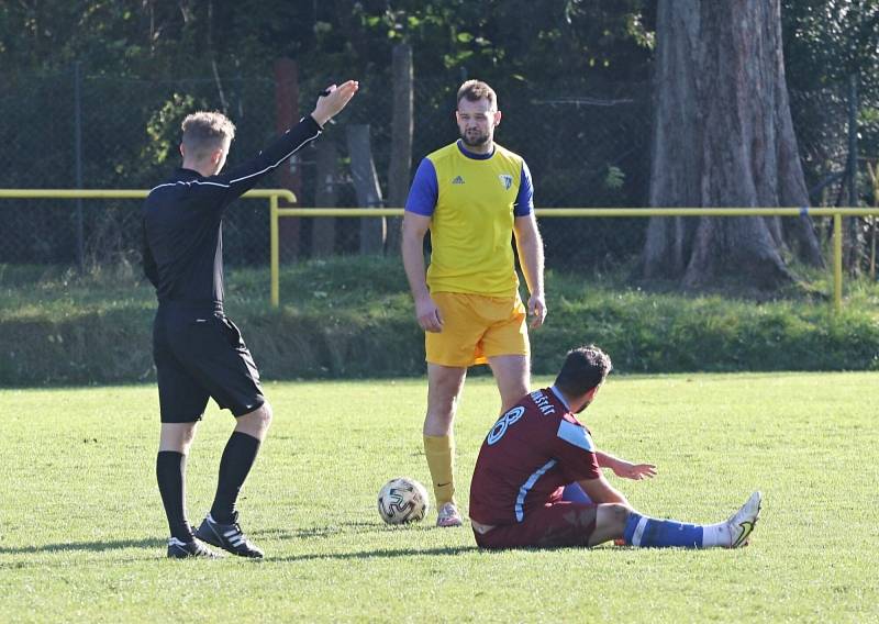 Fotbalisté Kunštátu (ve vínových dresech) porazili na podzim na venkovním hřišti Žebětín jasně 4:0. Čtyřmi góly se blýskl Marek Štencl.