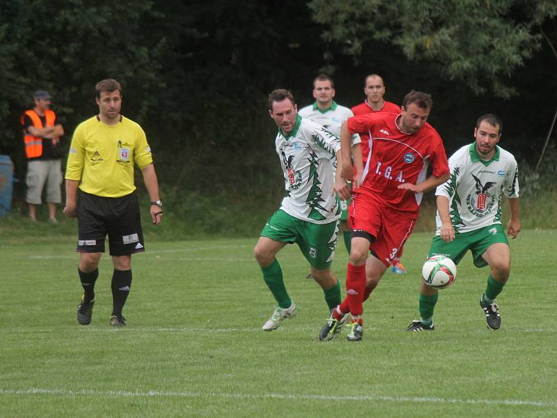 Fotbalisté Rájce-Jestřebí (v bílém) nestačili v prvním předkole krajského poháru na Kunštát. Prohráli 1:3 a v poháru končí. Kunštát byl před třemi lety ve finále. V neděli nastoupí doma proti Svratce Brno. Na vítěze pak čekají Bohunice.