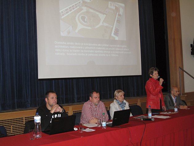 Boskovičtí diskutovali, jak naloží se stavební jámou, kde měla stát sportovní hala. 