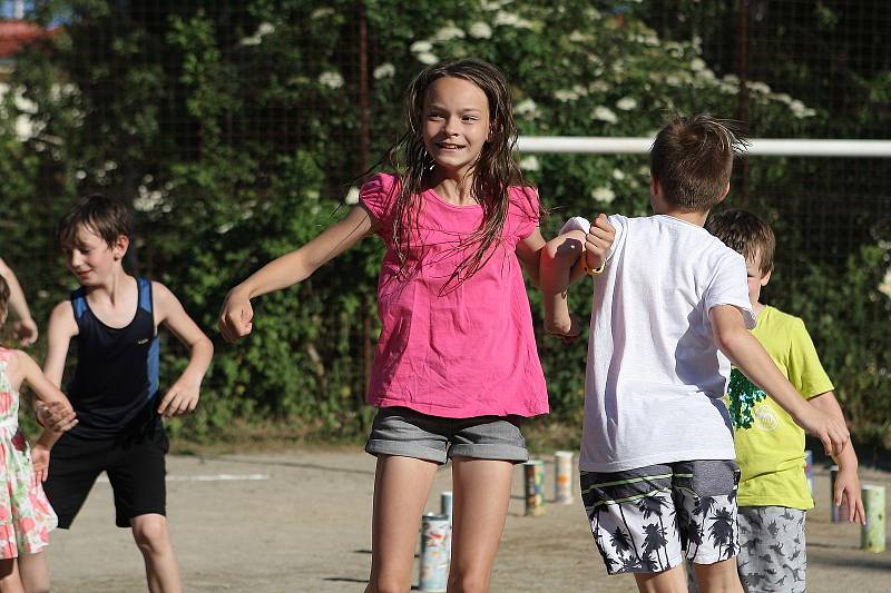 Hřiště u základní školy v adamovské ulici Ronovská ovládl v pátek dětský den. Městský klub mládeže pro příchozí připravil řadu soutěží a her. Nechyběl ani skákací hrad a obří nafukovací skluzavka.