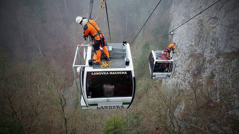 Hasiči zachraňovali turisty z lanovky. Při cvičení slaňovali i do propasti Macocha.