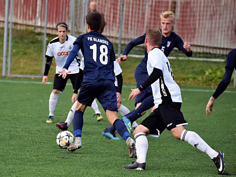 Ve 12. kole divizní skupiny D vyhráli fotbalisté FK Blansko (modré dresy) v Havlíčkově Brodu 2:0.