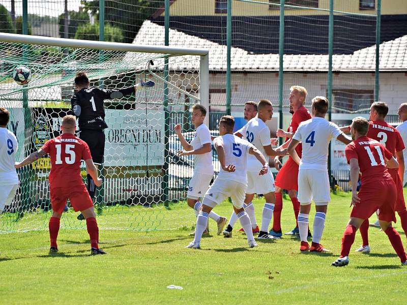 Utkání 2. kola Moravskoslezské fotbalové ligy Baník Ostrava B (bílé dresy) - FK Blansko skončilo nerozhodně 1:1.