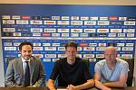 Fotbalista Lukáš Vorlický (uprostřed) při podpisu nové smlouvy v Atalantě Bergamo.