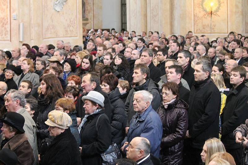 V sobotu odpoledne se ve křtinském barokním chrámu Jména Panny Marie stovky lidí rozloučily s nedávno zesnulým dlouholetým emeritním farářem Tomášem Prnkou.