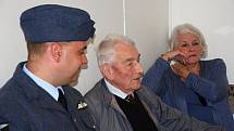 V září 2012 navštívil Zbyšek Nečas s manželkou Rosemary Sloup. A také polní letiště v sousedních Kotvrdovicích, kde měl besedu. Na snímcích je v uniformě další člen RAF Emil Boček.