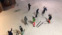 Po noci strávené v lázeňském městečku Druskininkai studenti a pedagogové navštívili snow arénu. I když venku už po sněhu nebylo ani památky, uvnitř haly se lyžovalo báječně.
