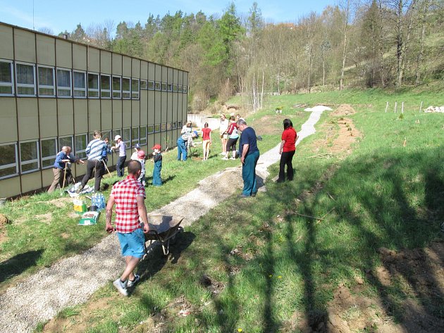 Žáci ze školy v Ostrově u Macochy si teoretické znalosti mohou vyzkoušet i v praxi. Kromě výuky ve škole se tak účastní i řady exkurzí. Na ně děti dopravuje speciální školní autobus. Pro praktickou výuku si škola za pomoci žáků vybudovala i školní arboret