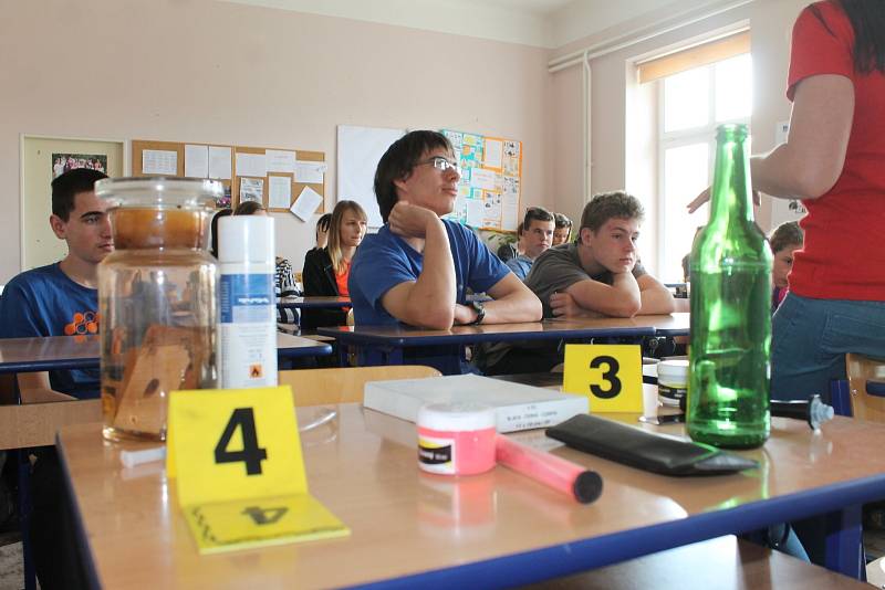 Netradiční hodina chemie, kterou rájeckým gymnazistům předvedli studenti Vysoké školy chemicko-technologické v Praze.