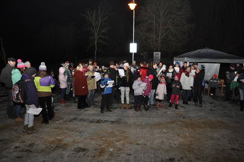 Křtinští zpívali koledy letos poprvé, asi osmdesát lidí se sešlo u tamního zámku.